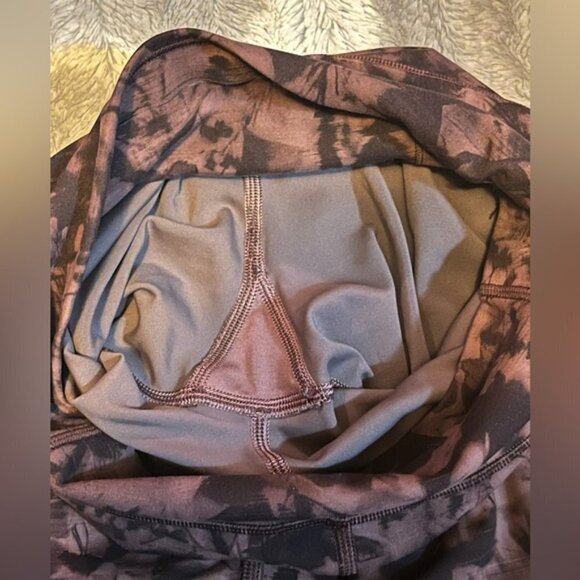 Lululemon In Movement Tight 25" *Everlux Size 4 - Picture 5 of 8